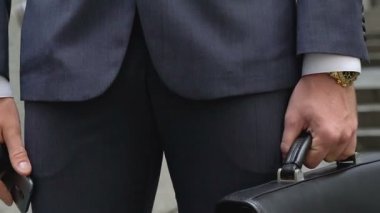 Gülümseyen yakışıklı işadamı ile Toplantı, Genç umut verici çalışan memnun