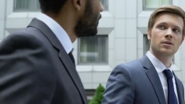 Seçim kampanyası, hareket halinde mülakat muhabir tartışırken meşgul politikacılar