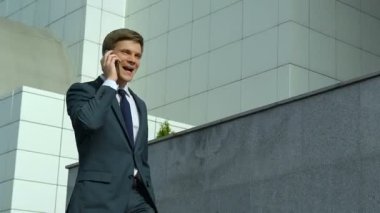 İş adamı duydum iyi haber telefon, promosyon sonra son derece mutlu olur