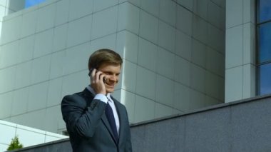 Mutluluktan dans sonra iyi haber telefon, başarılı anlaşma icra