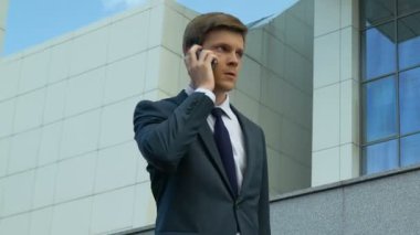İşadamı sonra kötü haber telefon, sözleşme, işten kaybetti kızgın olur