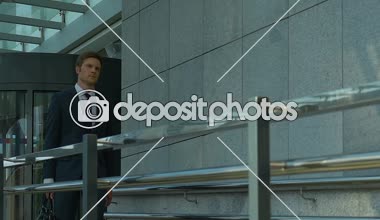 Yakışıklı işadamı bırakarak ofis binası, üretken çalışma günü, başarı