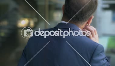 Takım elbiseli adam boyun ağrısı muzdarip, pasif yaşam tarzı spinal soruna neden olur.