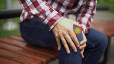 Adam diz ağrısı hisseder, burkulan ligament, yerinden parçalanır, nokta ağrısı gösterir