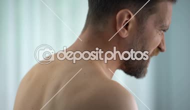 Boyun ağrısı sonra uyandım sabah, rahatsız matrass, closeup adam hisseder