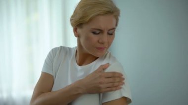 Kadın omuz eklemi ağrısı muzdarip, nokta iltihap gösterir