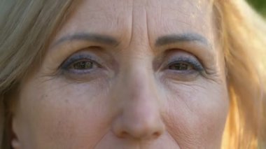 Üst düzey kadın kamera, yaş ve kırışıklık, kadın gözüyle yakın çekim arıyorum