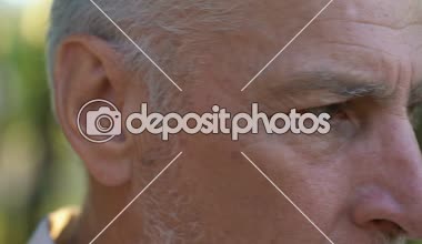 Eski erkek hastalığı hakkında kötü haberler sonra üzgün karısı destekleyen