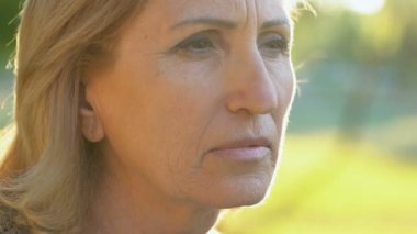 Kamera, gelecek, emeklilik için korku bakarak olgun buruşuk büyükanne