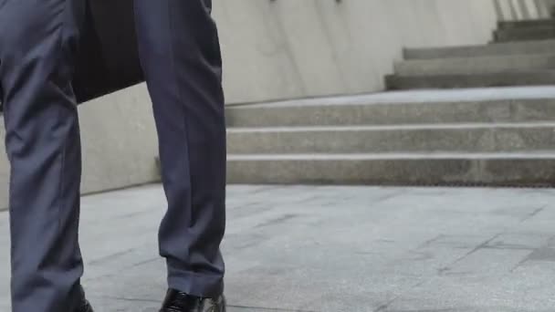 Biznesmen Prostuje Krawat Gniewu Nieudanym Spotkaniu Bezrobocie — Wideo stockowe
