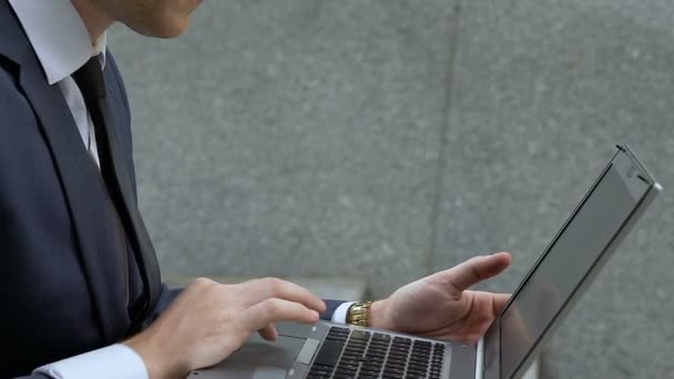 Zaneprázdněný Muž Použití Notebooku Venku Technologií Stálý Přístup Práci Closeup — Stock video