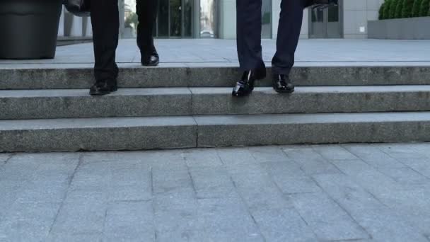 Colegas Bajando Escaleras Gente Negocios Final Jornada Laboral Profesionales — Vídeo de stock