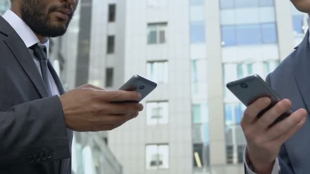 Empreendedores Usando Telefone Livre Reservar Bilhetes Line Para Viagem Negócios — Vídeo de Stock