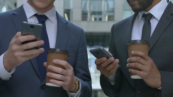 Бизнесмены Кофе Брейке Делятся Фотографиями Смартфоне Впечатлениями Отпуска — стоковое видео