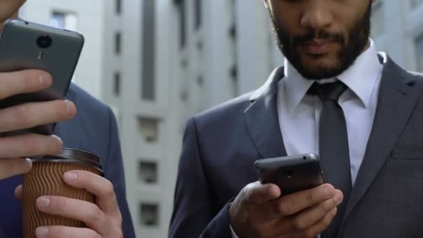 Gros Plan Hommes Affaires Utilisant Des Smartphones Pause Café Application — Video