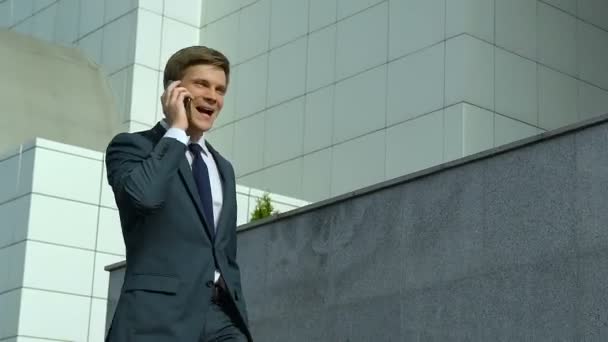 Biznesmen Staje Się Bardzo Szczęśliwy Usłyszał Dobrą Nowinę Telefon Promocja — Wideo stockowe