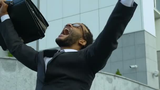 Hombre Afroamericano Gritando Bailando Desde Felicidad Éxito Promoción — Vídeos de Stock