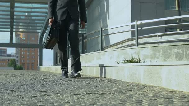 Hombre Cansado Con Maletín Caminando Lentamente Aire Libre Fin Del — Vídeo de stock