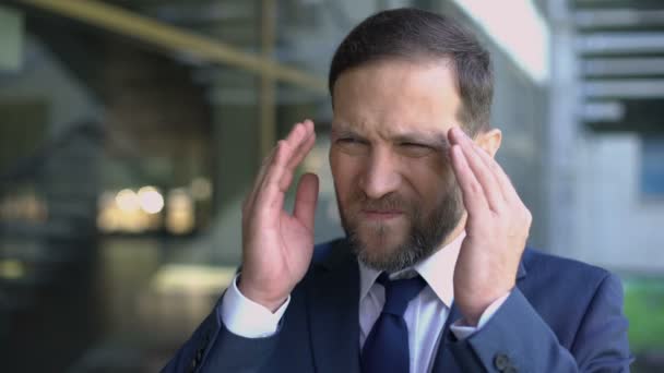 Homme Âge Moyen Souffre Maux Tête Tache Indique Douleur Migraine — Video