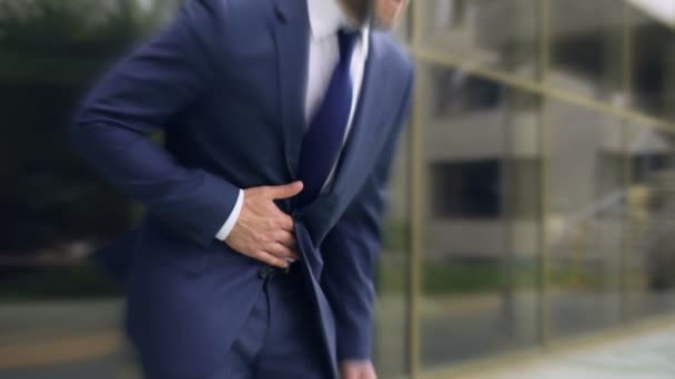 鋭い胃の痛み 胸焼け めまい効果に苦しんでいるビジネスマン — ストック動画