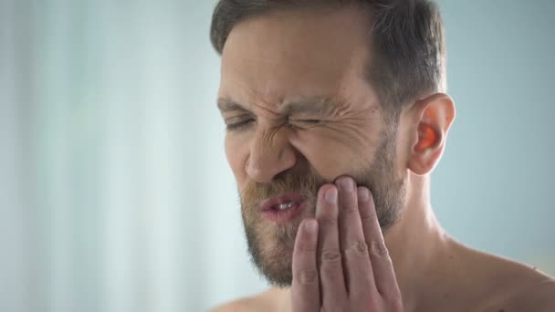 Dolor Muelas Agudo Hombre Perturbador Caries Dental Gingivitis Efecto Borroso — Vídeo de stock