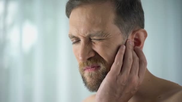 Человек Страдает Ушной Боли Отита Проблем Слухом Пятна Указывает Боль — стоковое видео