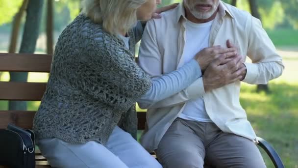 Pensionista Sufriendo Ataque Corazón Parque Mujer Llamando Servicio Emergencia — Vídeos de Stock