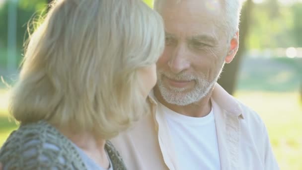 Uomo Anziano Guardando Sua Moglie Attraente Pensionato Baciare Donna Appuntamento — Video Stock