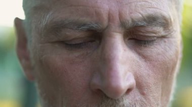 Eski üzgün Büyükbaba kameraya bakarak, geleceği hakkında düşünme, depresyon