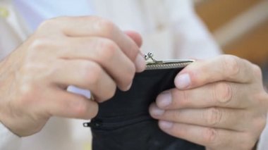 Zavallı yaşlı erkek dolar koyarak cüzdan, düşük emeklilik ödeme, bütçe