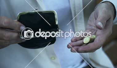 Yaşlı adam titreyen el koyarak para cüzdanı, emekli yoksulluk, bütçe ile