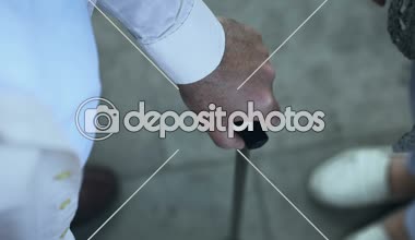 Baston park, hareketli olan emekli adam karısı kocası el kapsayan bakım