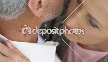 Çift üst düzey insanlar şefkatle açık havada, sevgi ve destek, closeup