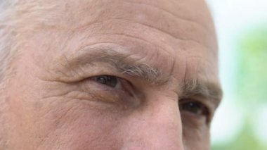 Buruşuk emekli adam gözler yakın çekim iyi geçmiş, sosyal güvenlik hatırlayarak,