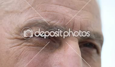 Nostaljik yakın çekim gülümseyerek, Aile ve torunları düşünüyor adam yaşlı