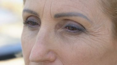 Mutlu emekli içtenlikle gülümseyen kadın, güzel anılar, hayatta keyifli anlar