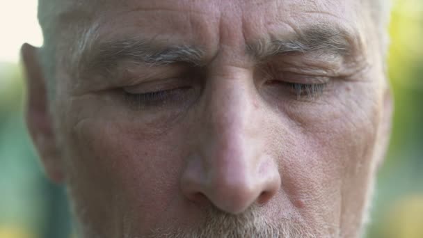 Verärgerte Ältere Männer Denken Über Zukunft Ruhestand Und Hoffnungslosigkeit Nahaufnahme — Stockvideo