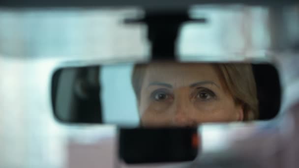 Mujer Negocios Jubilada Mirando Reflejo Espejo Retrovisor Conductor — Vídeos de Stock