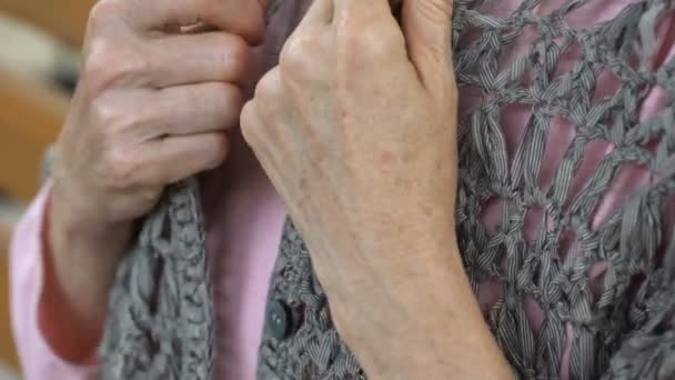 Alte Weibliche Hände Die Strickjacke Zuknöpfen Auf Bank Sitzen Ruhestand — Stockvideo