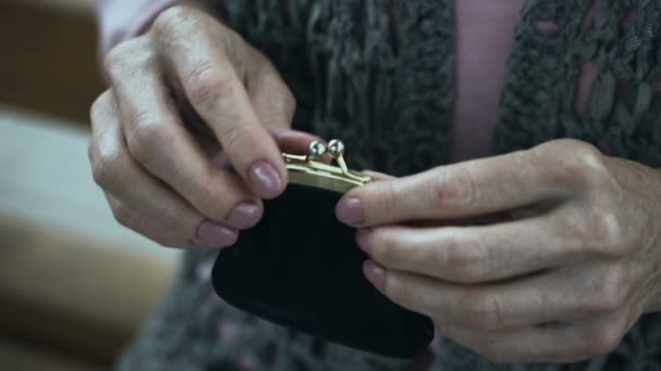 Großmutter Zitternde Hand Steckt Münze Brieftasche Rentnerarmut Nahaufnahme — Stockvideo