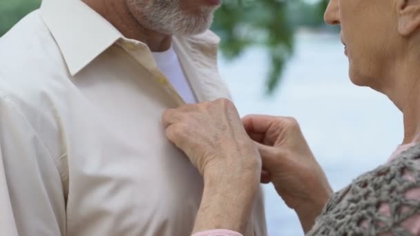 Mooie Leeftijd Dame Zorgzaam Haar Knappe Man Liefde Tederheid — Stockvideo