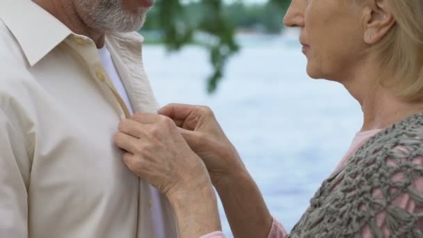 Uomo Maturo Guardando Con Amore Tenerezza Donna Premurosa Abbottonando Camicia — Video Stock