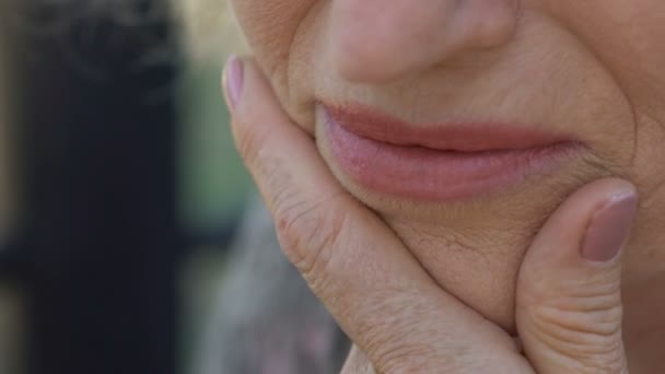 Triste Dame Âgée Essuyant Des Larmes Avec Des Mains Tremblantes — Video