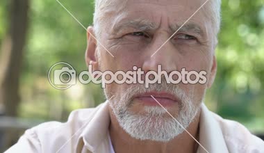 Diş ağrısı, implantlar, diş bakımı ile rahatsızlık muzdarip emekli adam