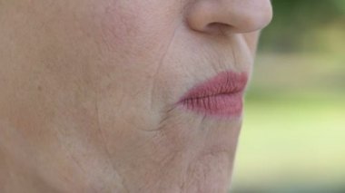 Emekli Bayan duygu rahatsızlık ağız, diş etleri, periodontitis iltihabı