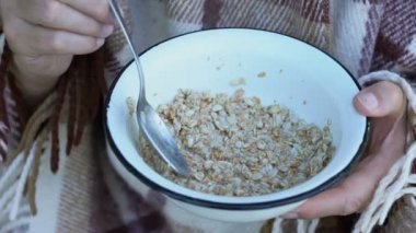Yulaf lapası, zavallı bakım hastaları için yemek yiyor Parkinson hastalığı olan adam