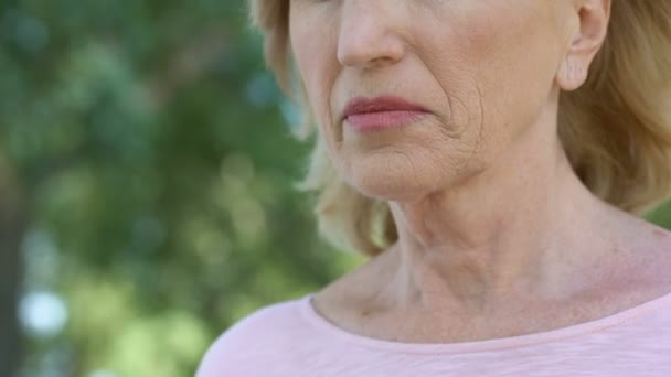 Traurige Dame Hält Hände Auf Der Brust Fortschreitender Brustkrebs Schlechte — Stockvideo