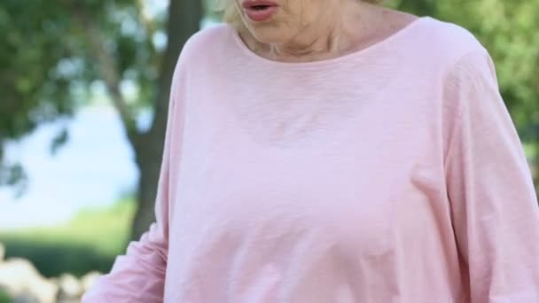 Взрослая Женщина Проблемами Дыхания Чувствует Сердечный Приступ Время Прогулки Парке — стоковое видео