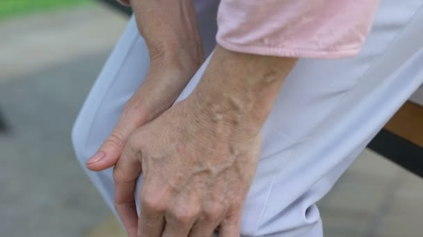 Old Lady Hardly Getting Bench Pain Joints Problems Knees — Stock Video