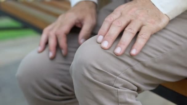 Hombre Retirado Apenas Levantándose Del Banco Dolor Las Articulaciones Problemas — Vídeo de stock